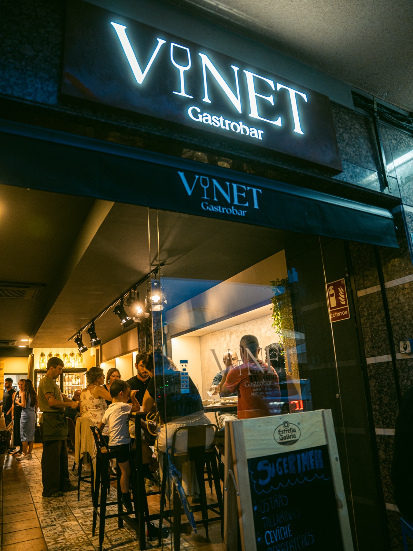 Façana del restaurant de nit